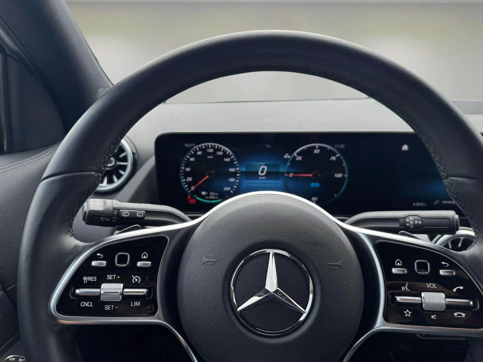 Sølv Mercedes EQA250+ fra 2023