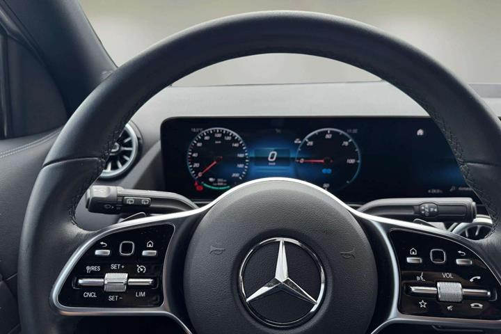 Sølv Mercedes EQA250+ fra 2023