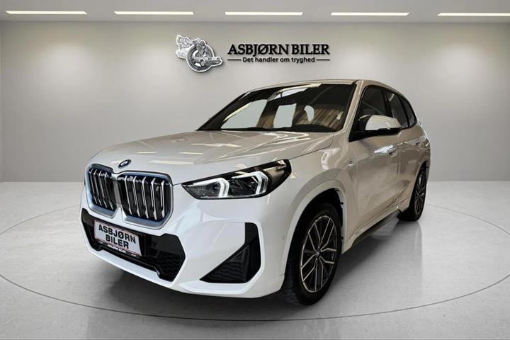 Hvid BMW iX1 fra 2023 set udefra