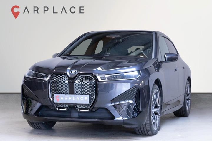 Grå BMW iX fra 2022 set udefra