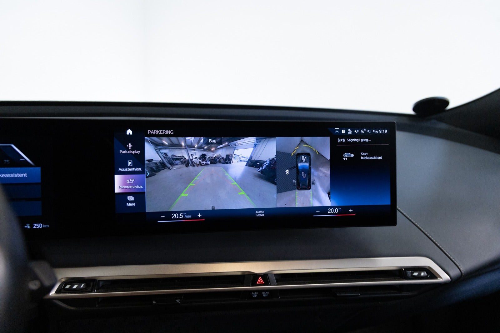 Grå BMW iX fra 2022