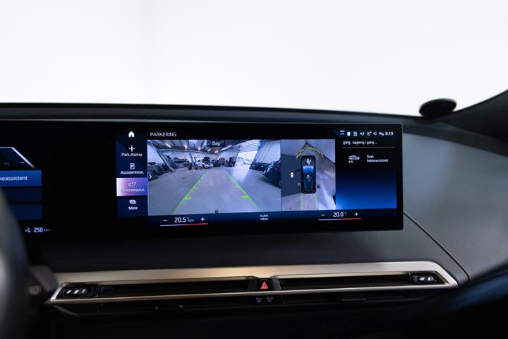 Grå BMW iX fra 2022