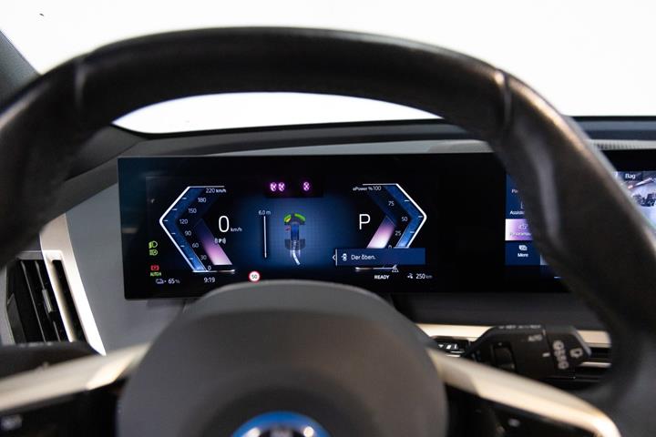 Grå BMW iX fra 2022
