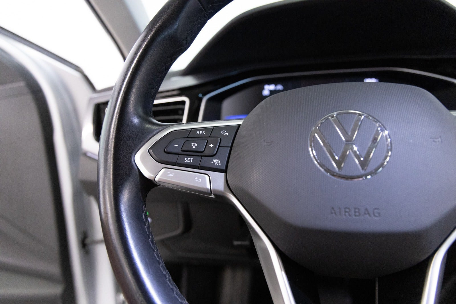 Sølv VW Taigo fra 2023