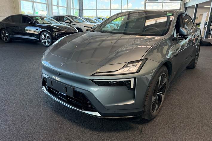 Grå Polestar 4 fra 2026