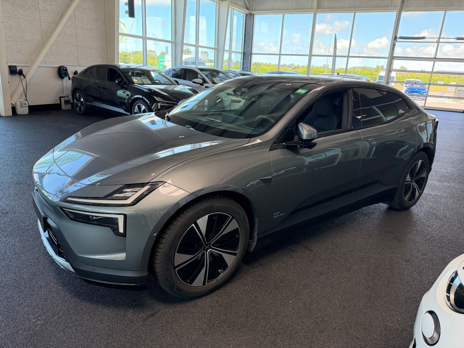 Grå Polestar 4 fra 2026