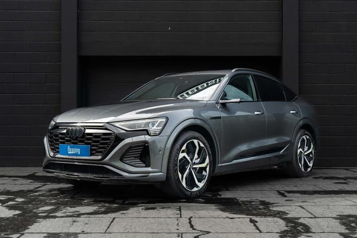 Grå Audi Q8 e-tron fra 2023 set udefra