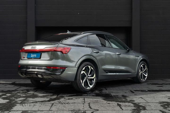 Grå Audi Q8 e-tron fra 2023