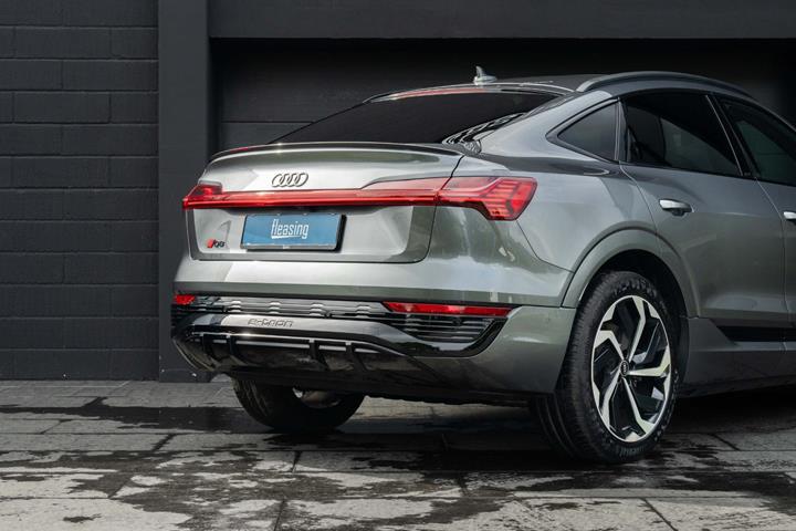 Grå Audi Q8 e-tron fra 2023