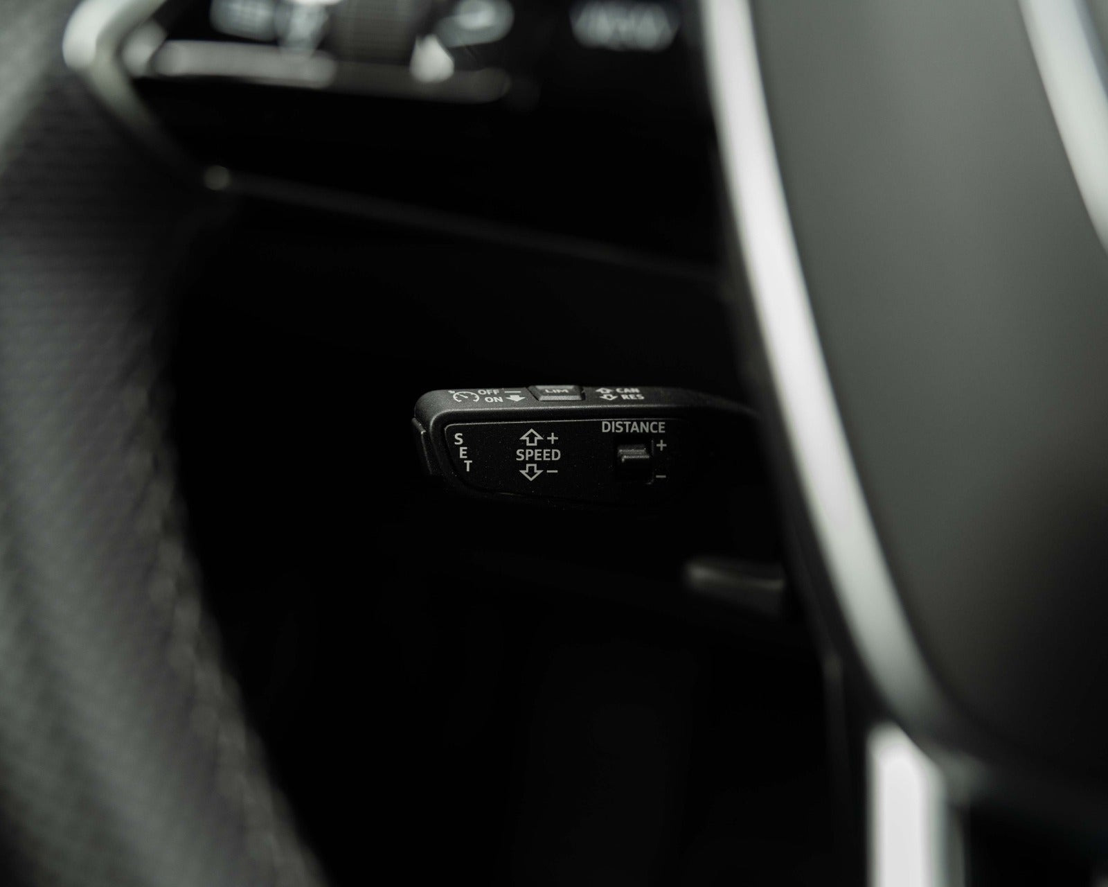 Grå Audi Q8 e-tron fra 2023