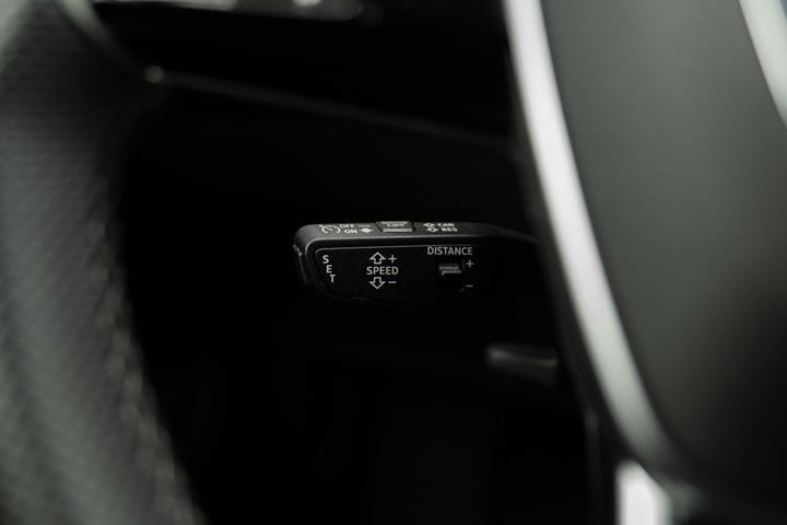 Grå Audi Q8 e-tron fra 2023