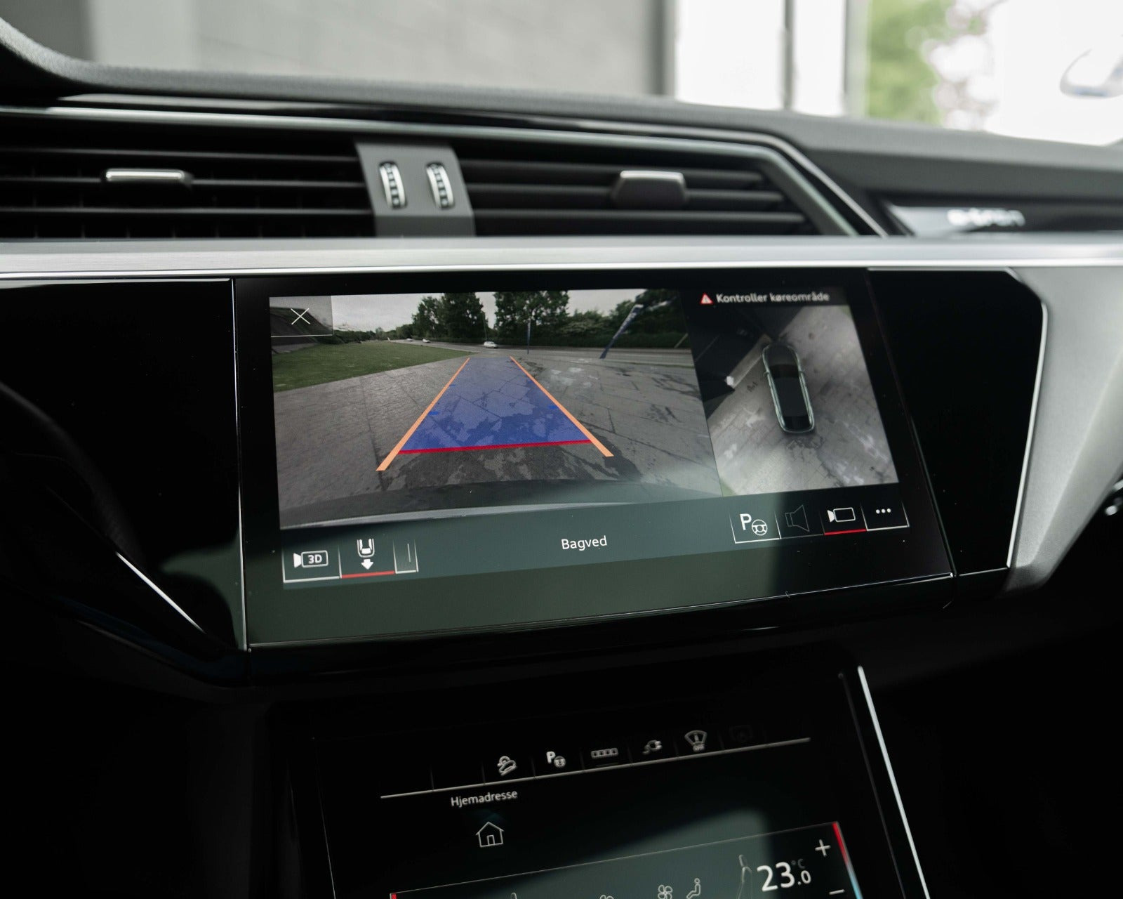 Grå Audi Q8 e-tron fra 2023