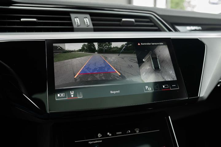 Grå Audi Q8 e-tron fra 2023