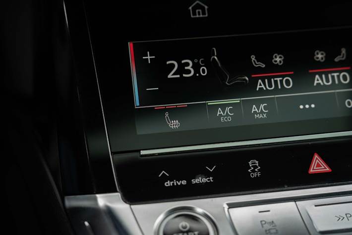 Grå Audi Q8 e-tron fra 2023