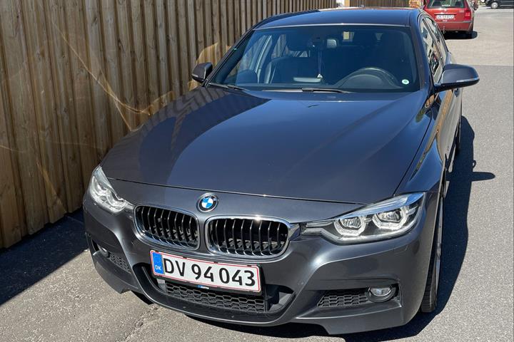Grå BMW 320i fra 2019