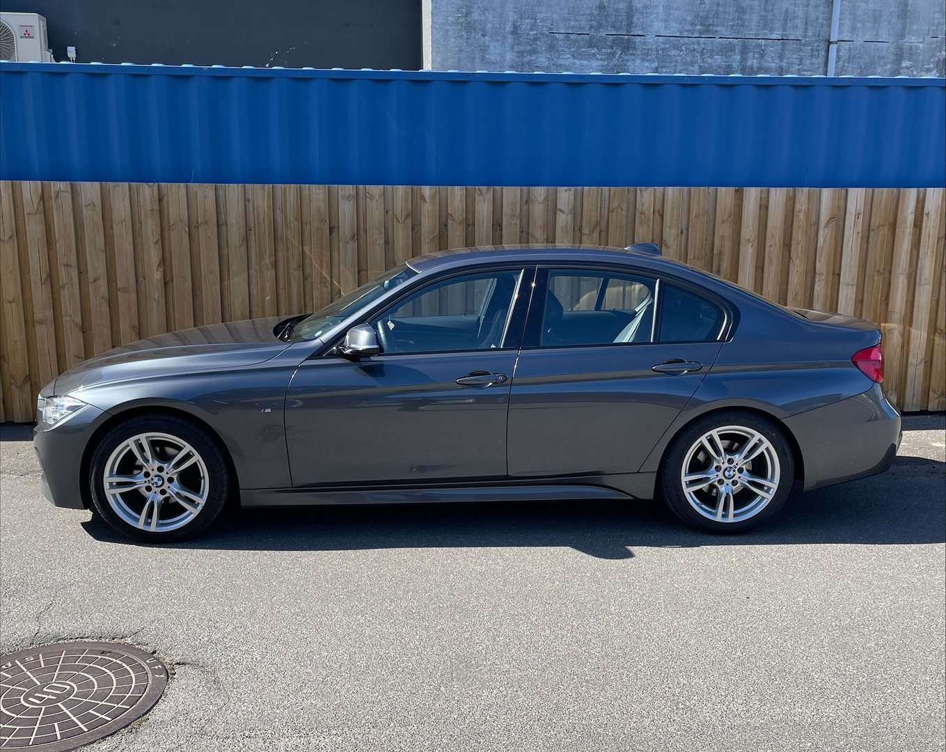 Grå BMW 320i fra 2019