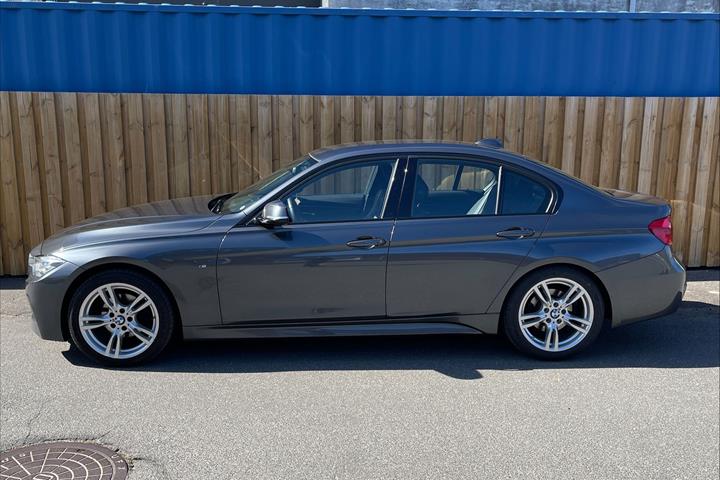 Grå BMW 320i fra 2019