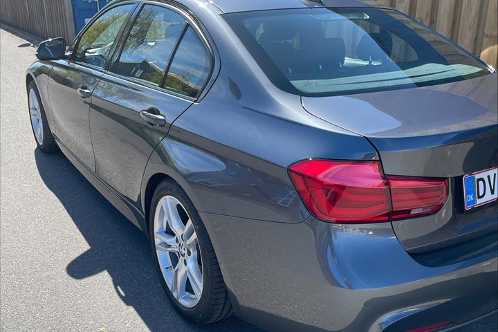 Grå BMW 320i fra 2019