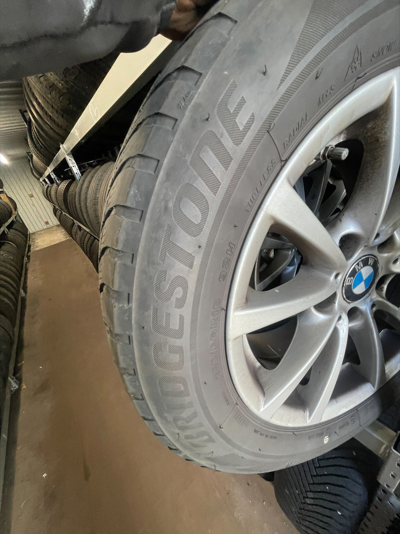 Grå BMW 320i fra 2019