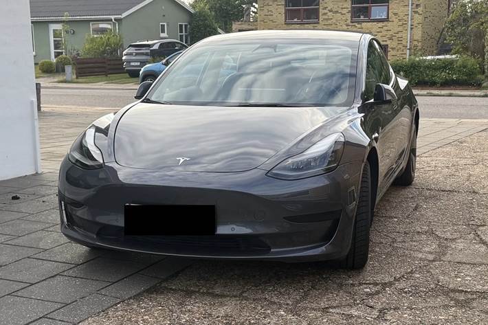 Grå Tesla Model 3 fra 2022