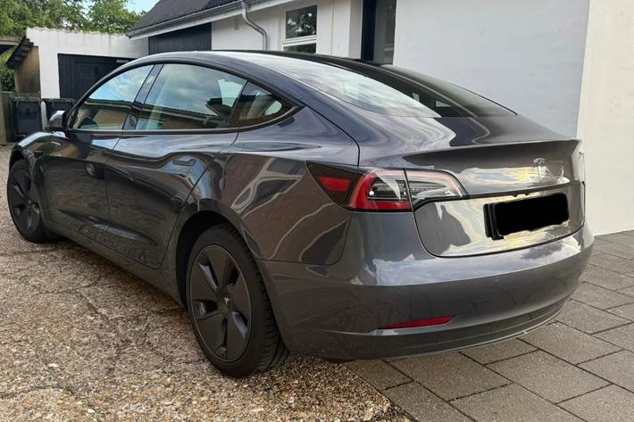 Grå Tesla Model 3 fra 2022