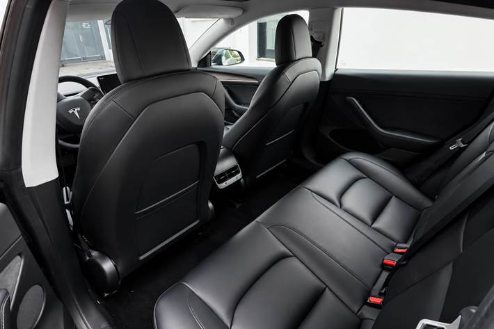 Grå Tesla Model 3 fra 2022