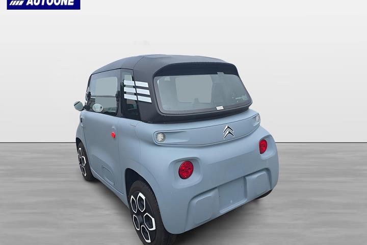 Blå Citroën Ami fra 2022 set udefra