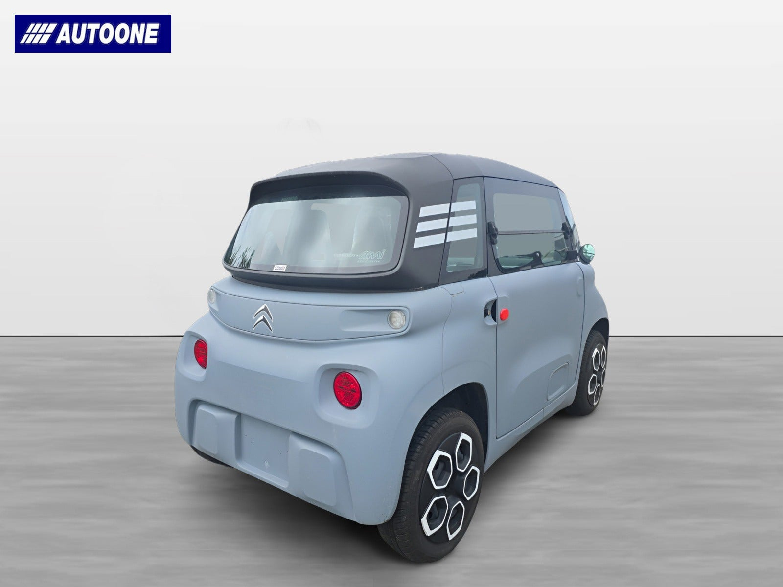 Blå Citroën Ami fra 2022 set udefra