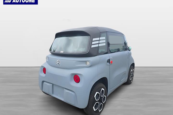 Blå Citroën Ami fra 2022 set udefra