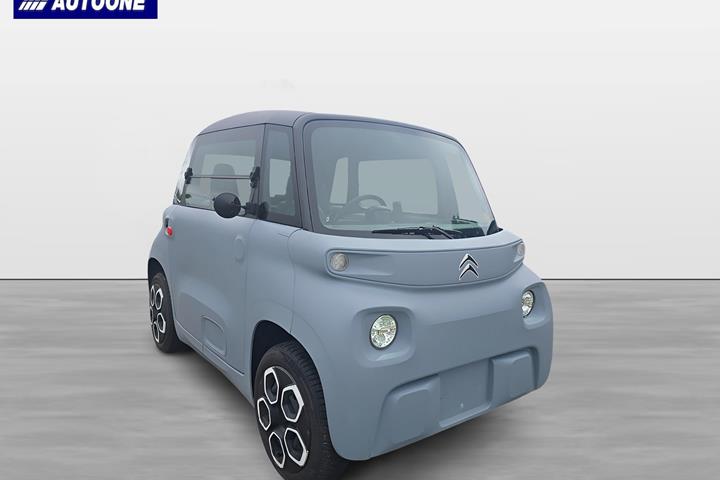 Blå Citroën Ami fra 2022 set udefra