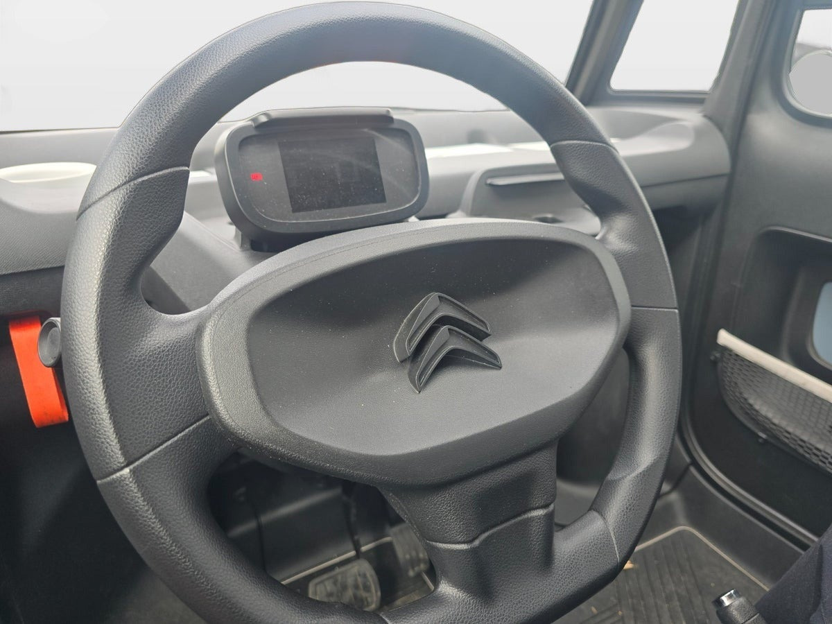 Blå Citroën Ami fra 2022 set indefra
