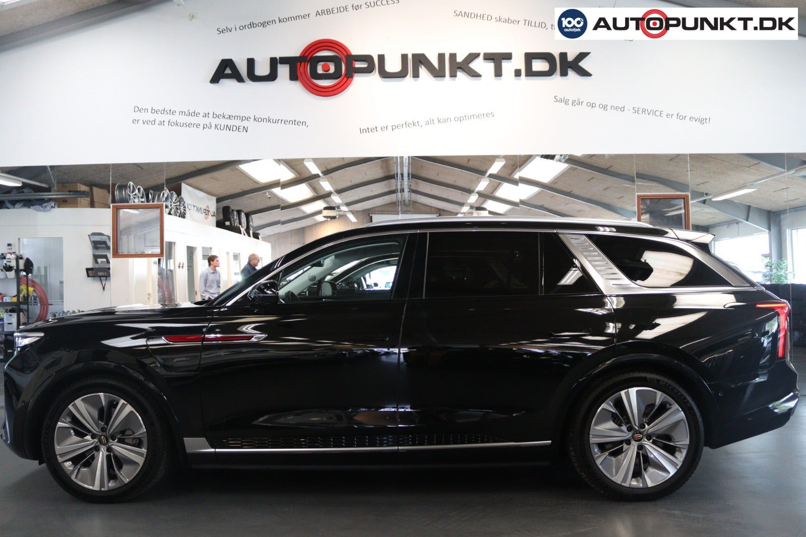 Sort Hongqi E-HS9 fra 2024