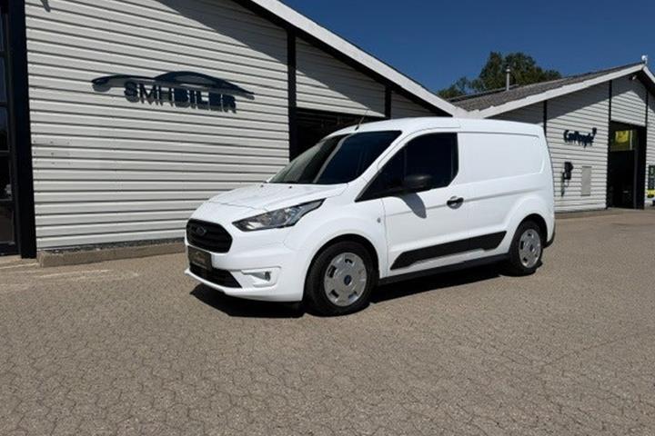 Hvid Ford Transit Connect fra 2018 set udefra