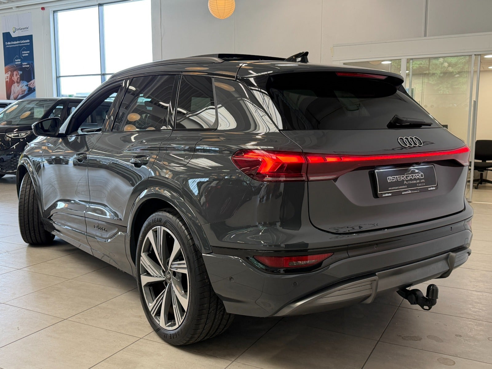 Grå Audi Q6 e-tron fra 2025