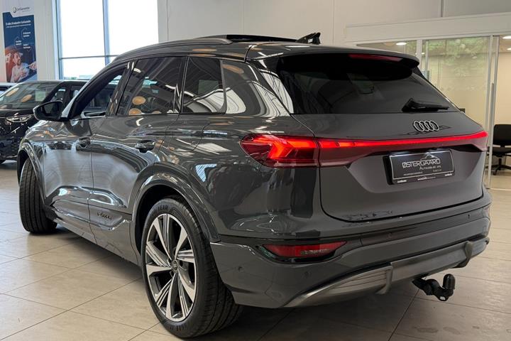Grå Audi Q6 e-tron fra 2025
