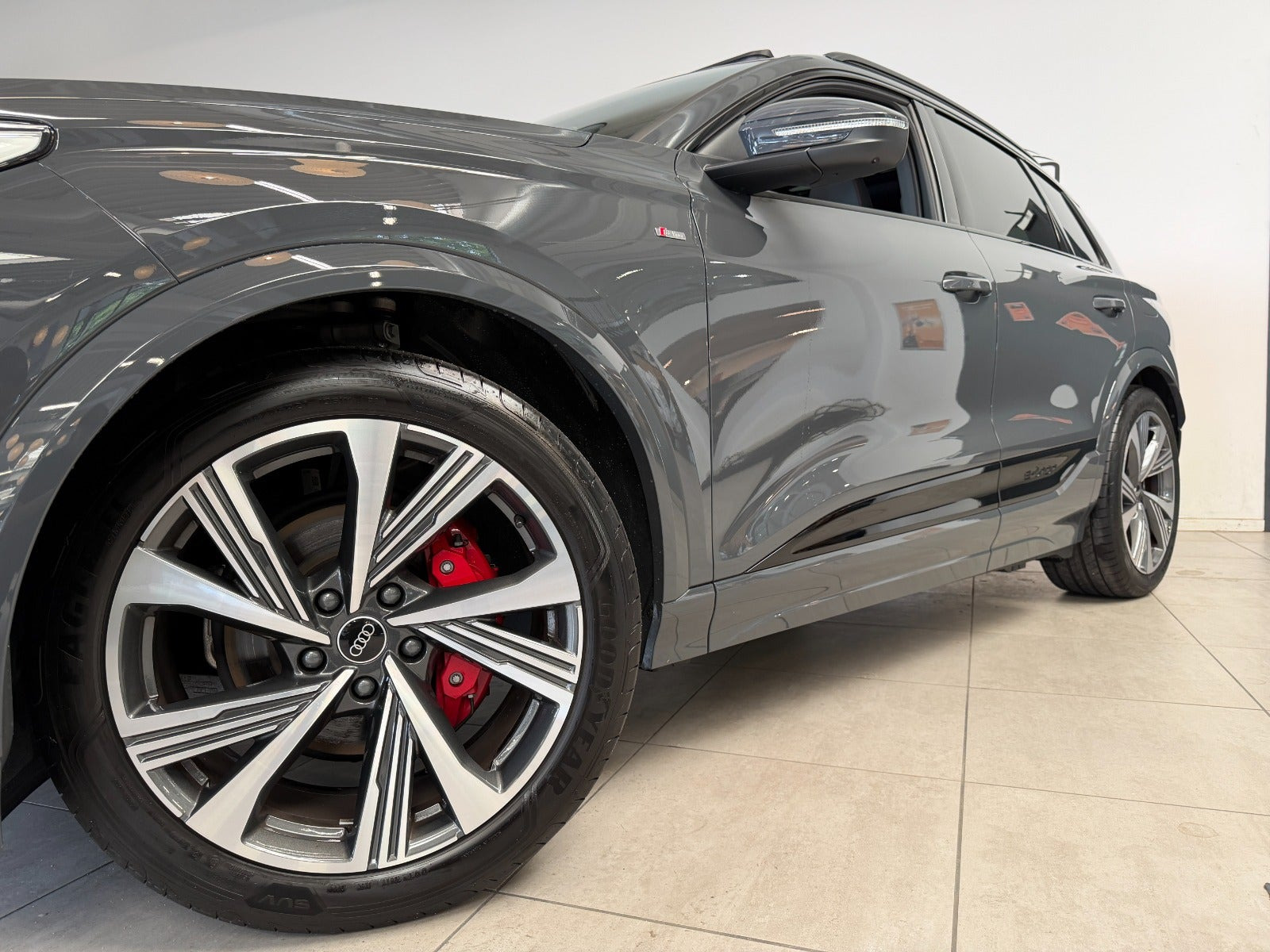 Grå Audi Q6 e-tron fra 2025