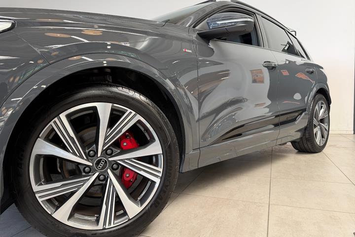 Grå Audi Q6 e-tron fra 2025