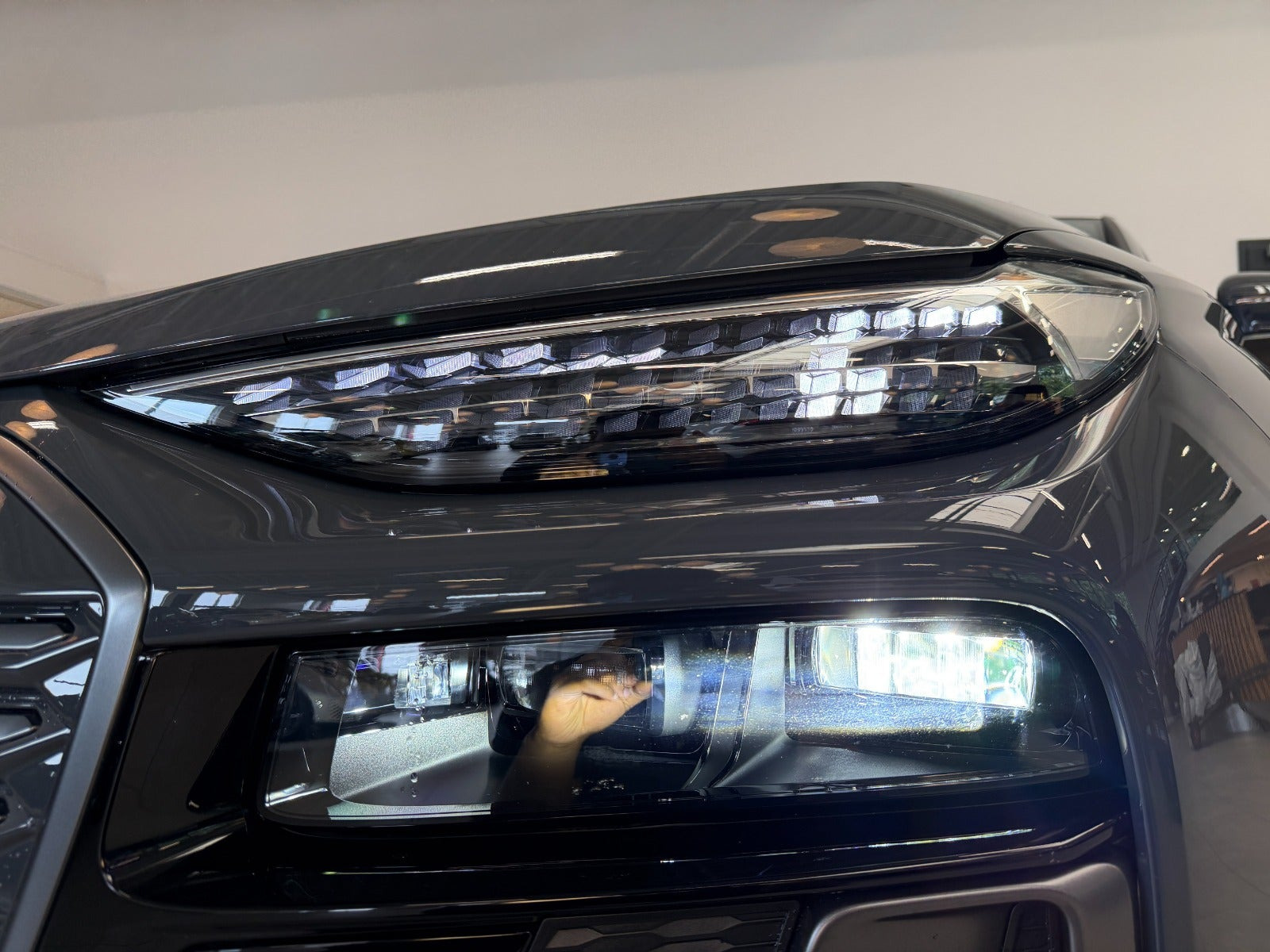 Grå Audi Q6 e-tron fra 2025