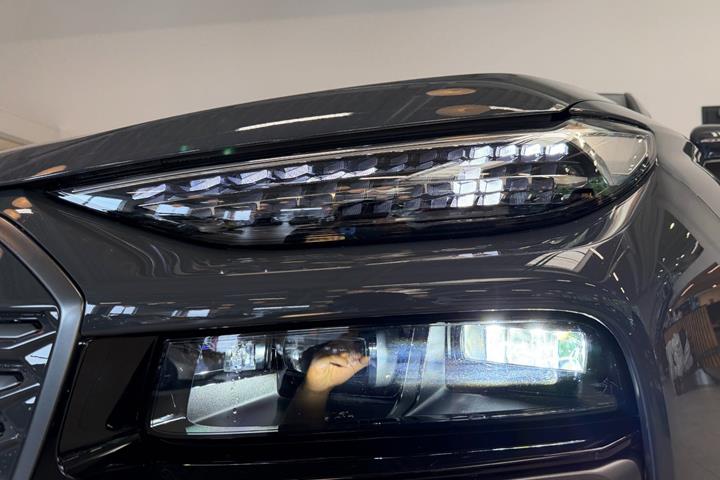 Grå Audi Q6 e-tron fra 2025