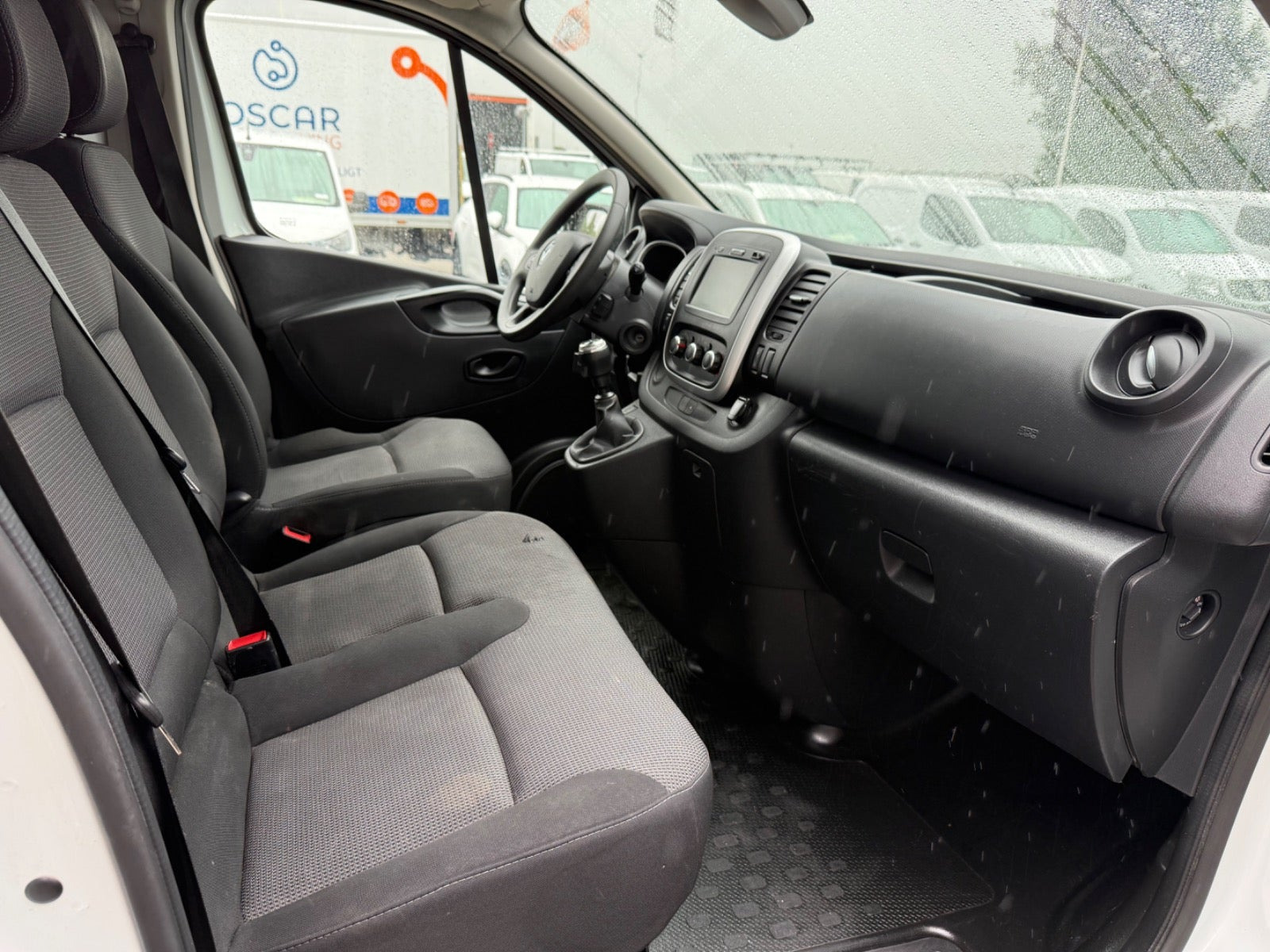 Hvid Renault Trafic T29 fra 2021