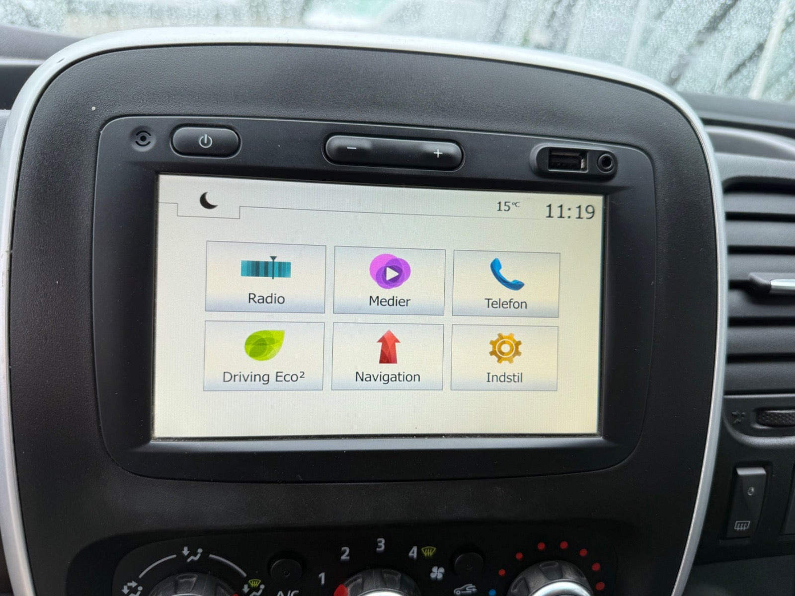 Hvid Renault Trafic T29 fra 2021