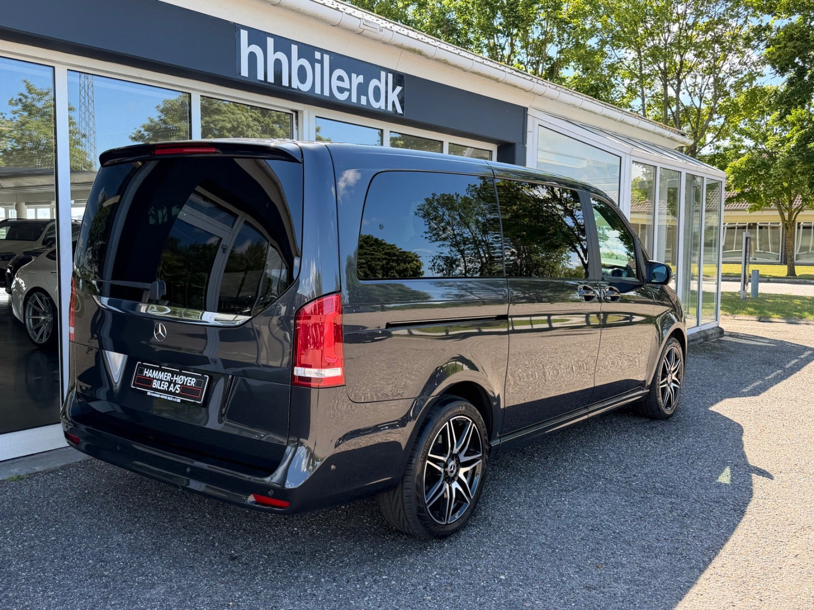 Grå Mercedes V300 d fra 2022