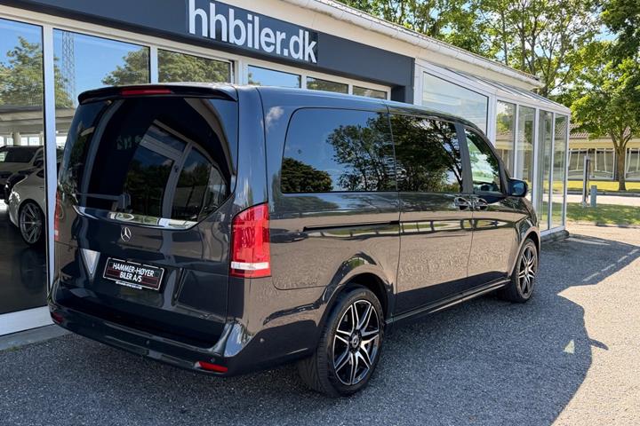 Grå Mercedes V300 d fra 2022