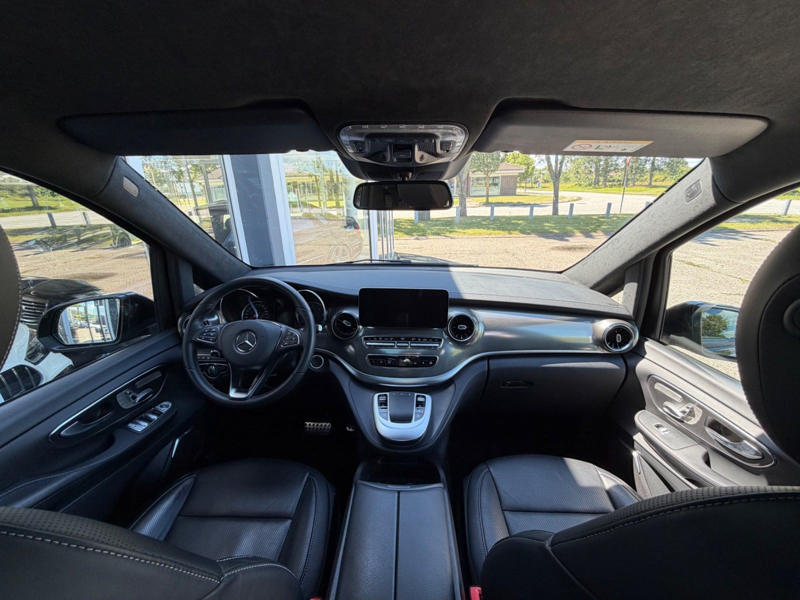 Grå Mercedes V300 d fra 2022