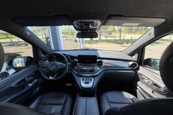Grå Mercedes V300 d fra 2022