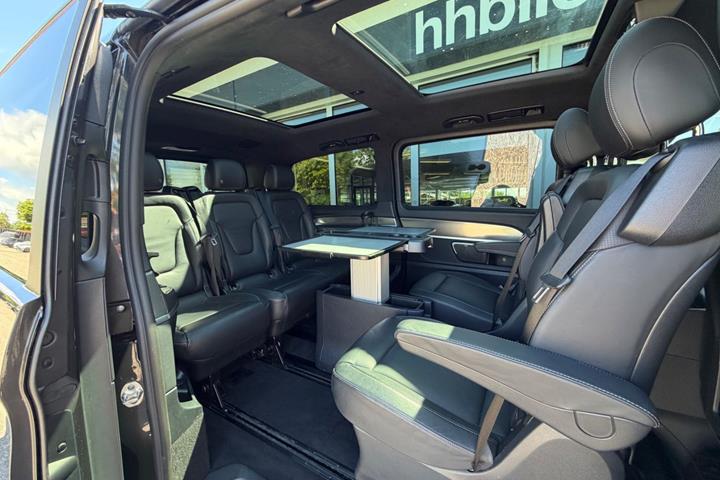 Grå Mercedes V300 d fra 2022