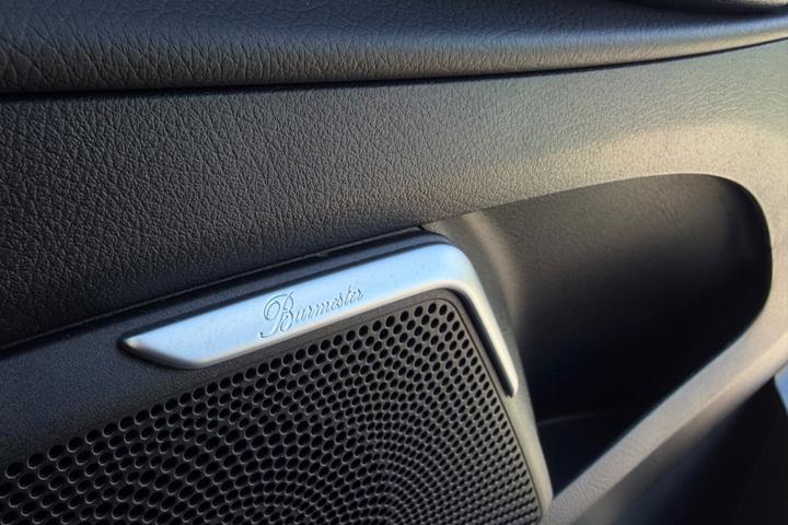 Grå Mercedes V300 d fra 2022