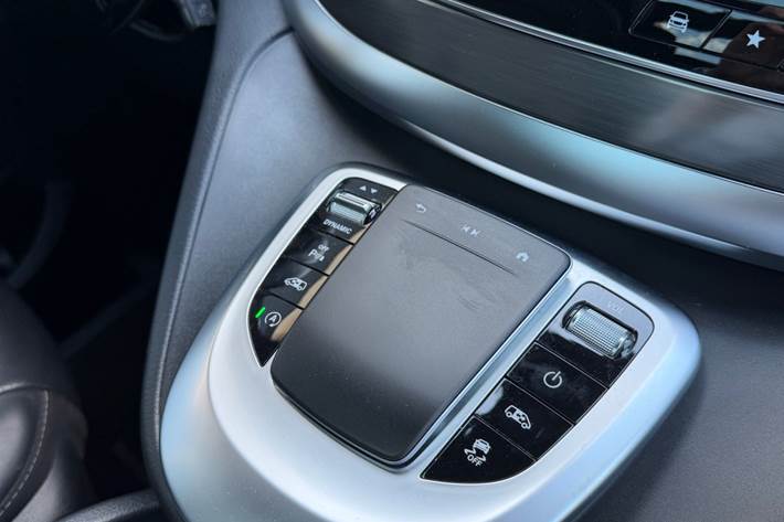 Grå Mercedes V300 d fra 2022