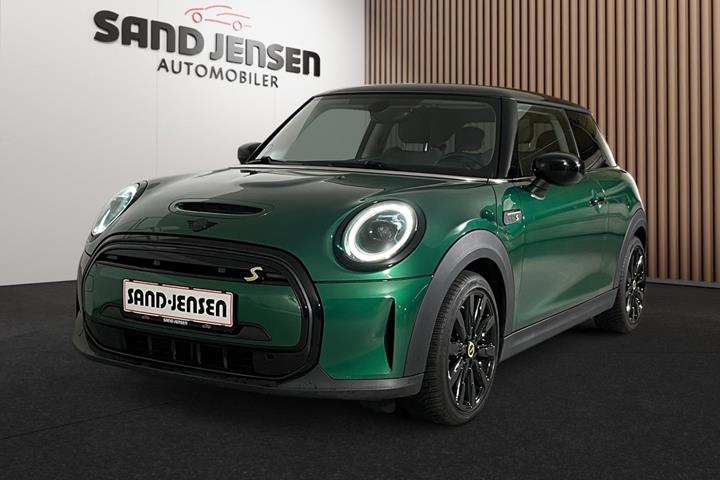 Grøn Mini Cooper SE fra 2021 set udefra