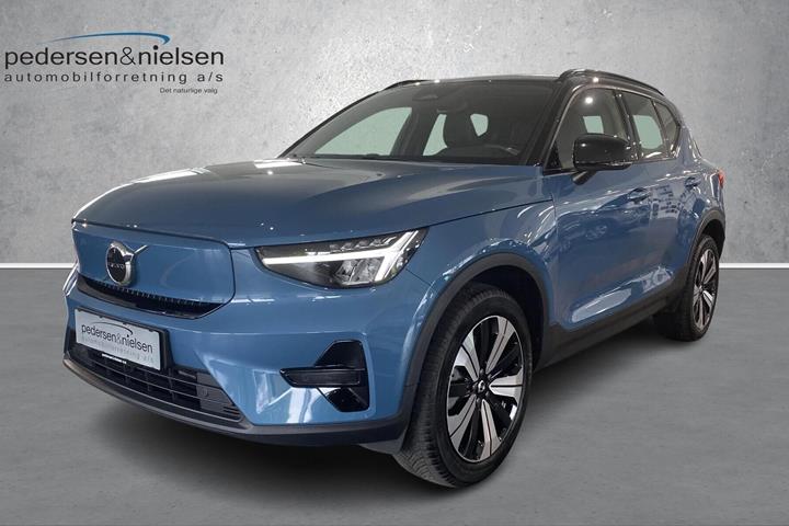 Blå Volvo XC40 fra 2023 set udefra